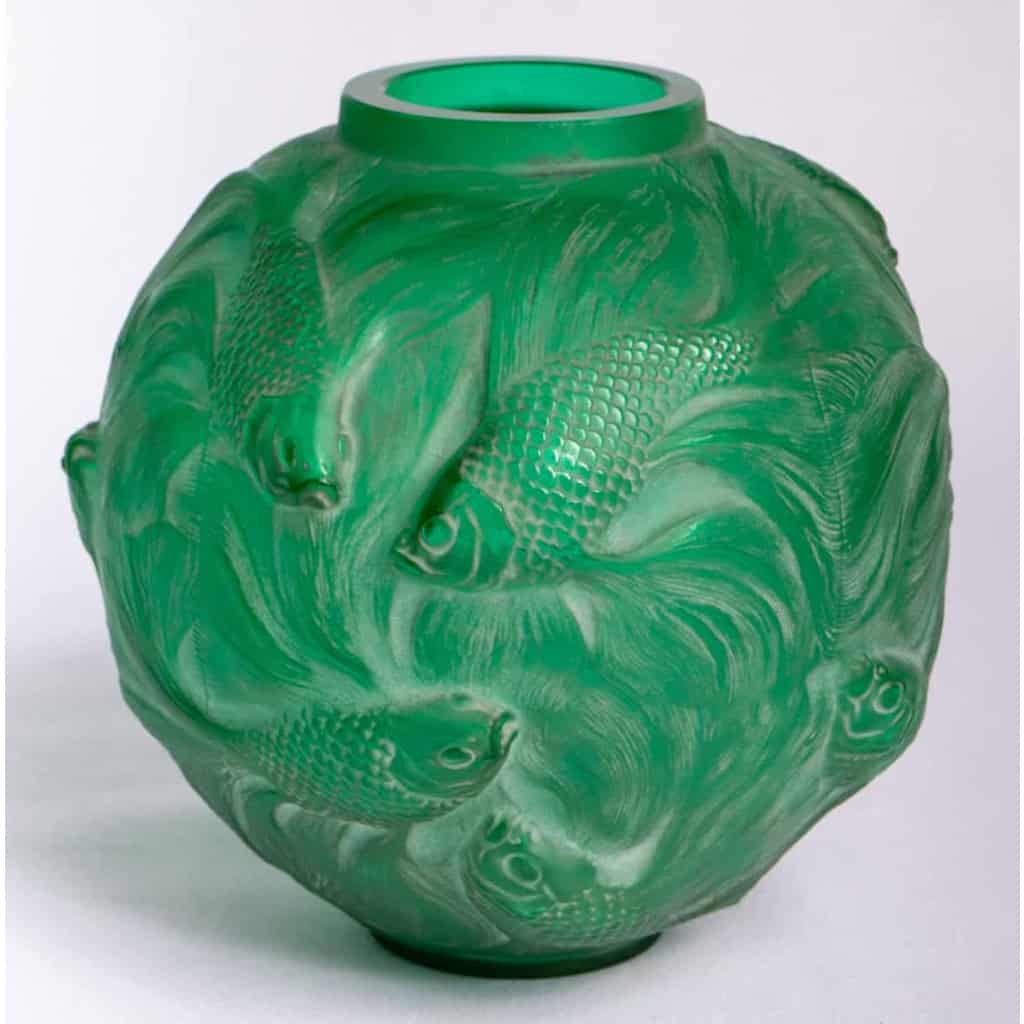 Vase « Formose » en verre vert émeraude patiné blanc de René LALIQUE | Biron Vase "Formose" en verre vert émeraude patiné blanc de René LALIQUE