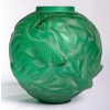 Vase « Formose » en verre vert émeraude patiné blanc de René LALIQUE | Biron Vase "Formose" en verre vert émeraude patiné blanc de René LALIQUE