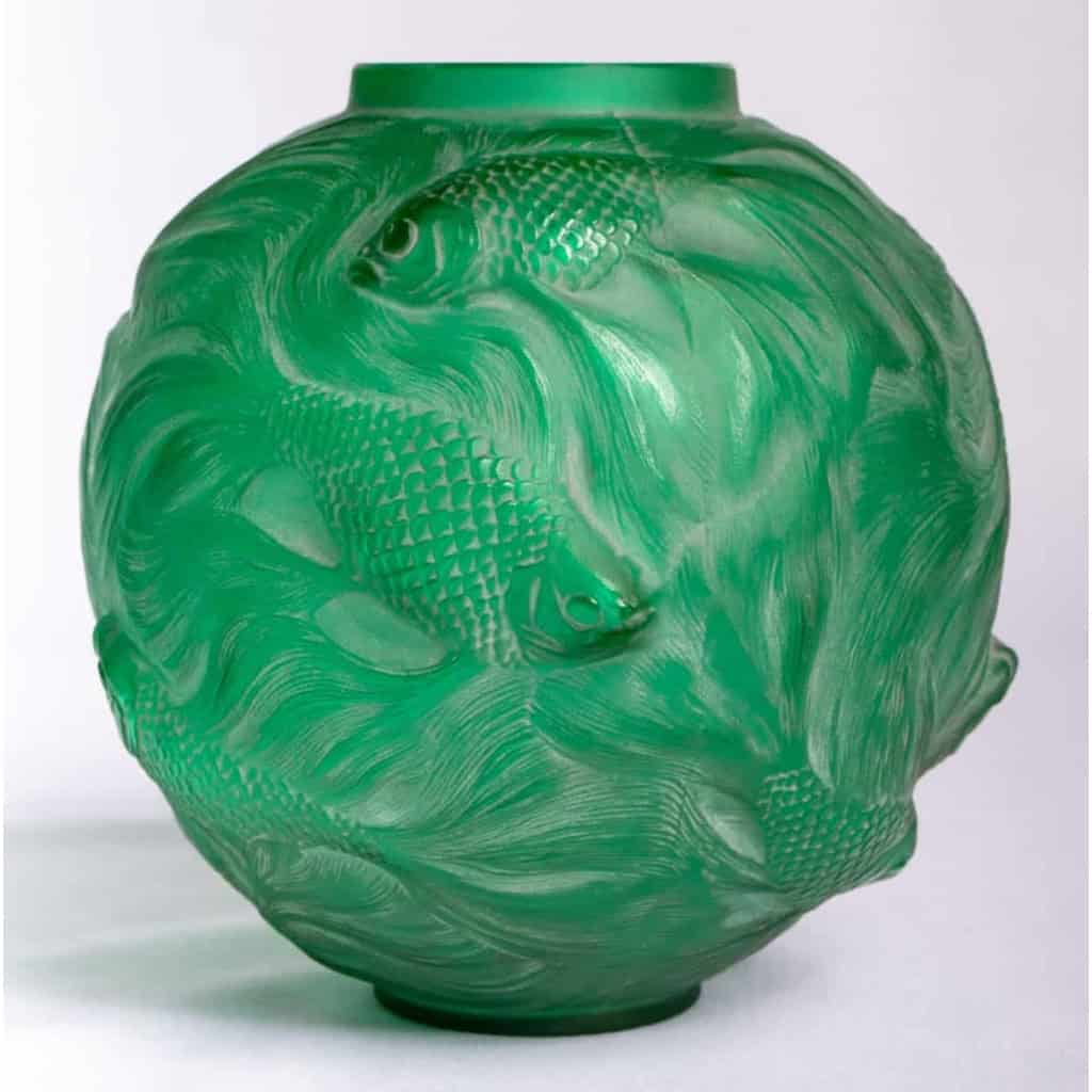 Vase « Formose » en verre vert émeraude patiné blanc de René LALIQUE | Biron Vase "Formose" en verre vert émeraude patiné blanc de René LALIQUE