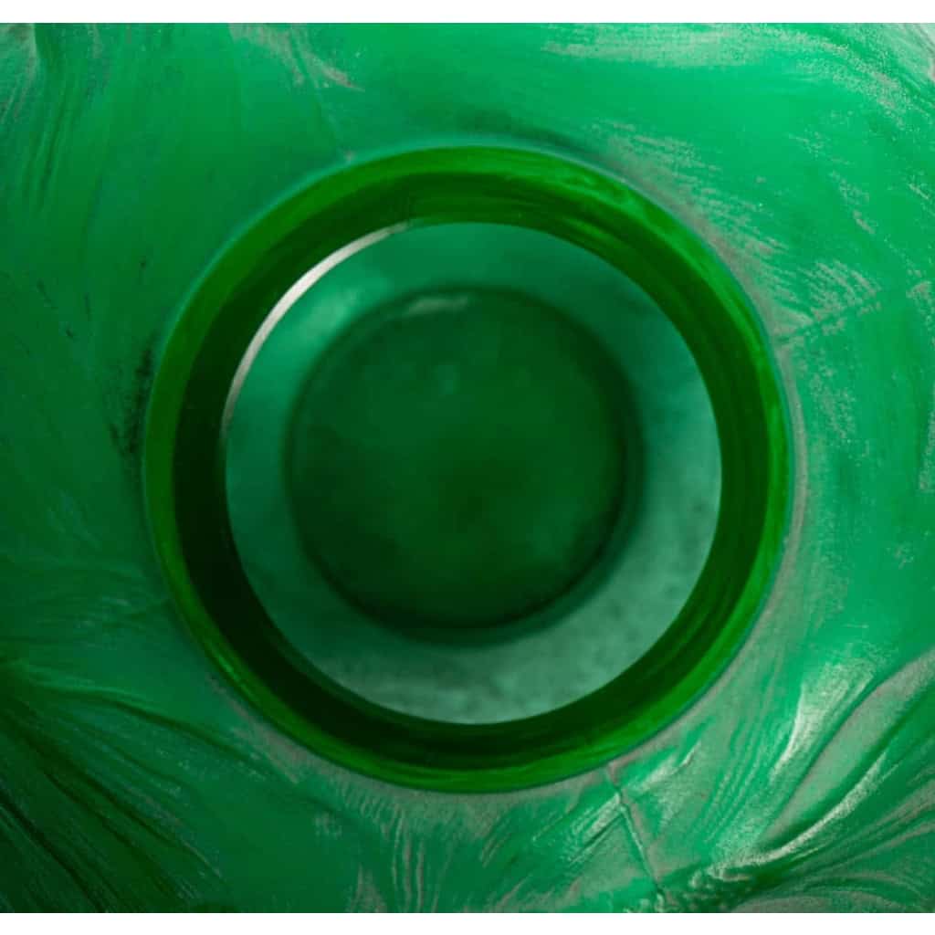 Vase « Formose » en verre vert émeraude patiné blanc de René LALIQUE | Biron Vase "Formose" en verre vert émeraude patiné blanc de René LALIQUE