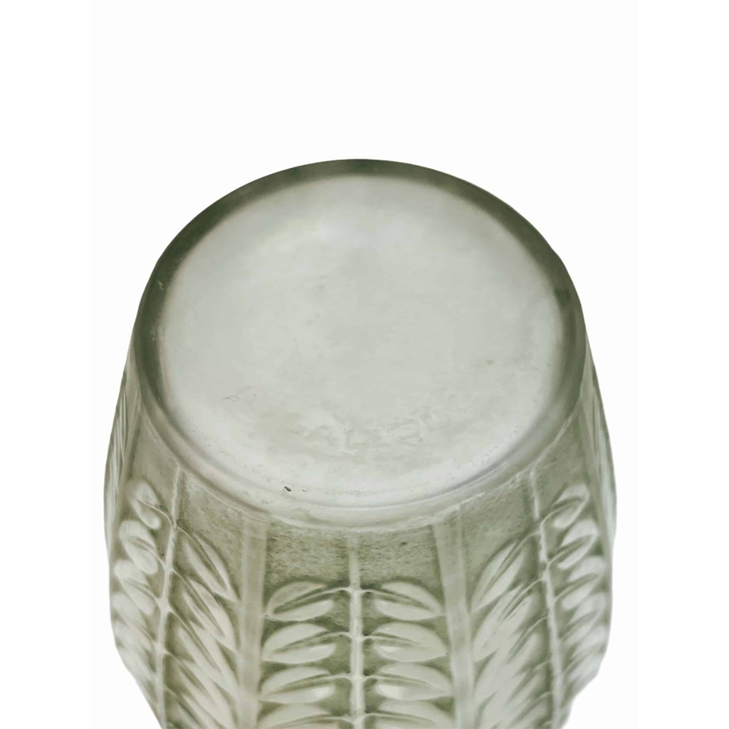 Vase « Tournai » verre blanc patiné vert de René LALIQUE | Biron Vase "Tournai" verre blanc patiné vert de René LALIQUE