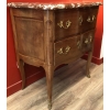 Commode petite sauteuse deux tiroirs en acajou 18è siècle | Biron Commode petite sauteuse deux tiroirs en acajou 18è siècle