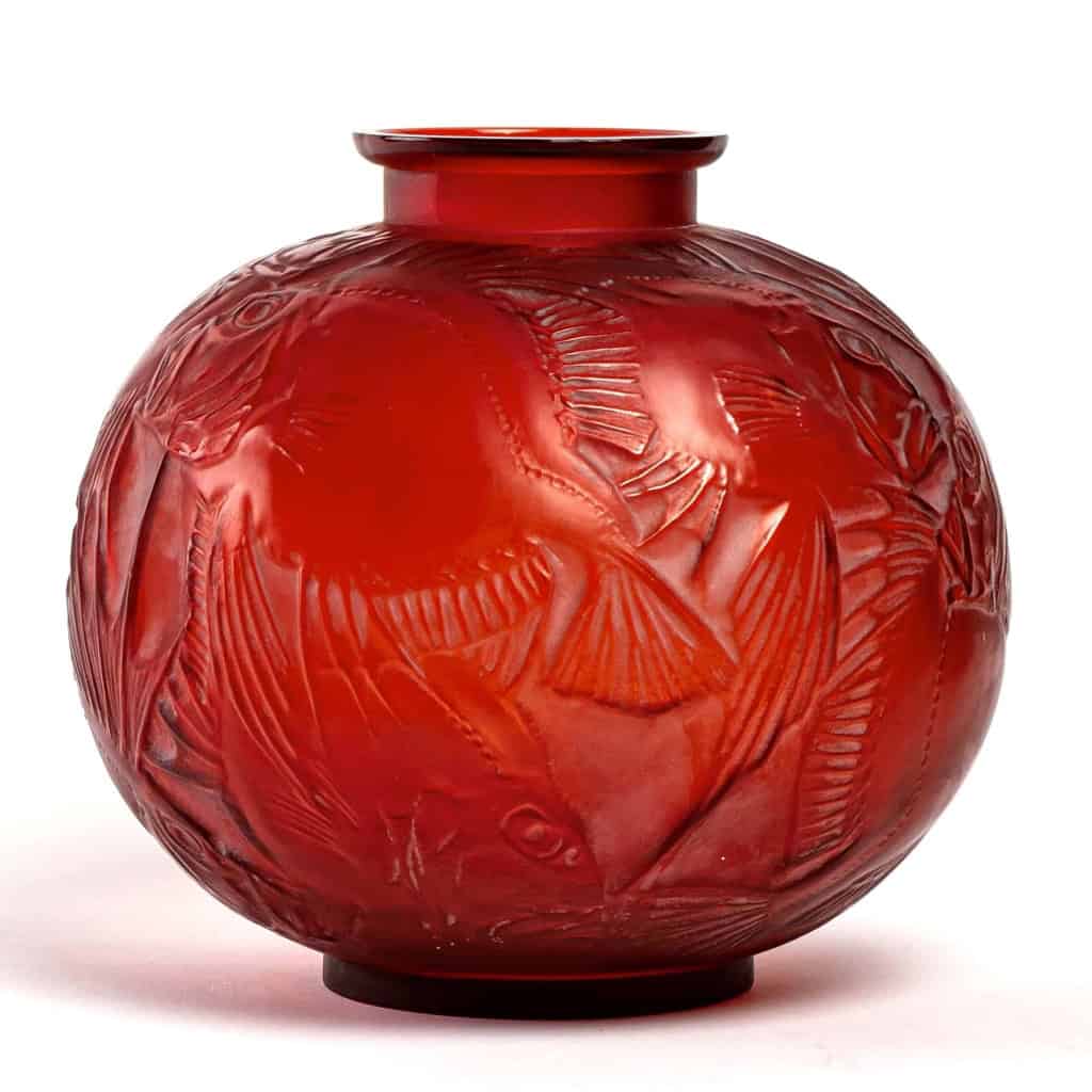 Vase « Poissons » verre rouge double couche patiné blanc de René LALIQUE | Biron ||||||||