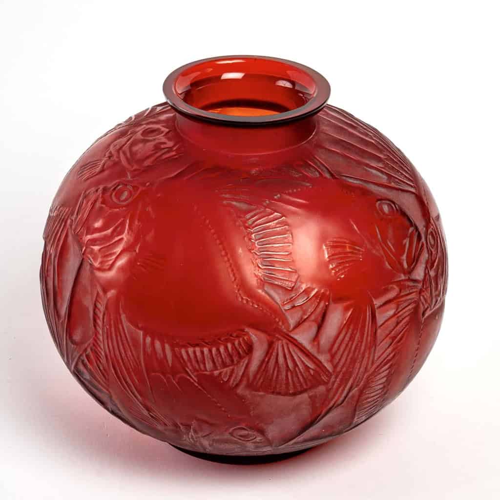 Vase « Poissons » verre rouge double couche patiné blanc de René LALIQUE | Biron Vase "Poissons" verre rouge double couche patiné blanc de René LALIQUE