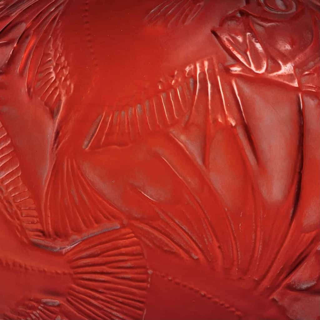 Vase « Poissons » verre rouge double couche patiné blanc de René LALIQUE | Biron Vase "Poissons" verre rouge double couche patiné blanc de René LALIQUE