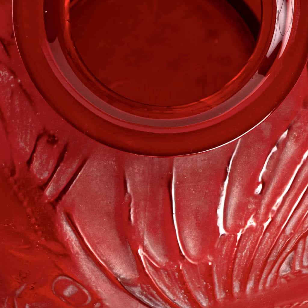Vase « Poissons » verre rouge double couche patiné blanc de René LALIQUE | Biron Vase "Poissons" verre rouge double couche patiné blanc de René LALIQUE
