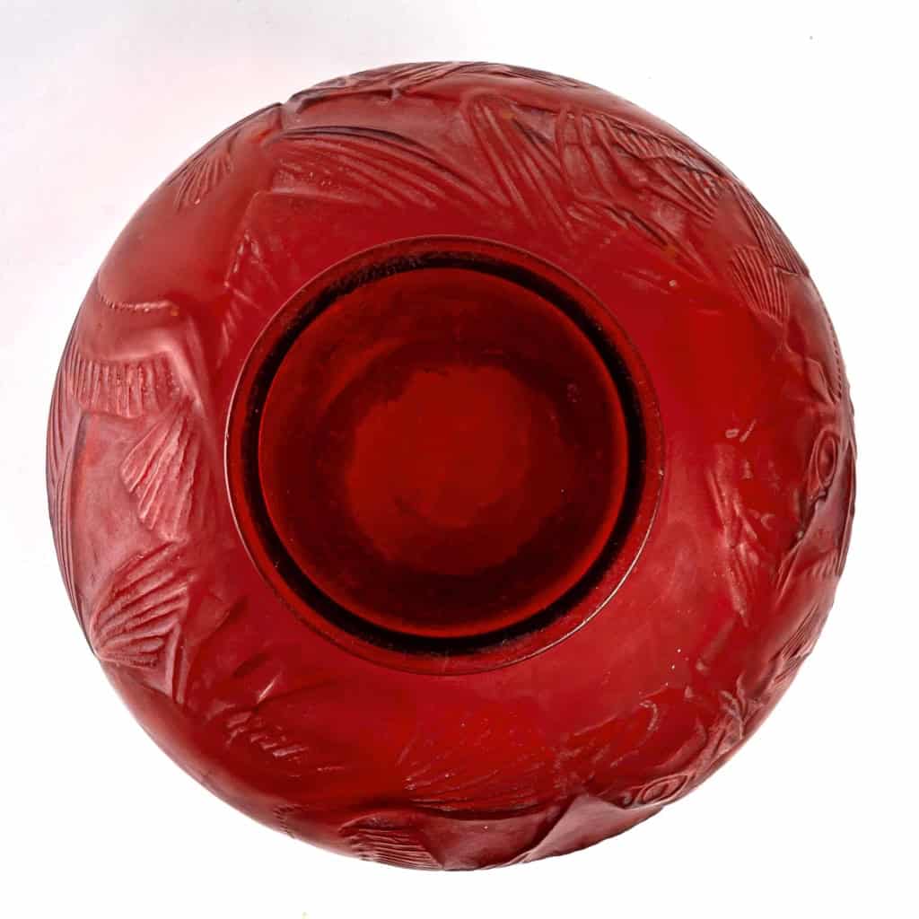 Vase « Poissons » verre rouge double couche patiné blanc de René LALIQUE | Biron Vase "Poissons" verre rouge double couche patiné blanc de René LALIQUE