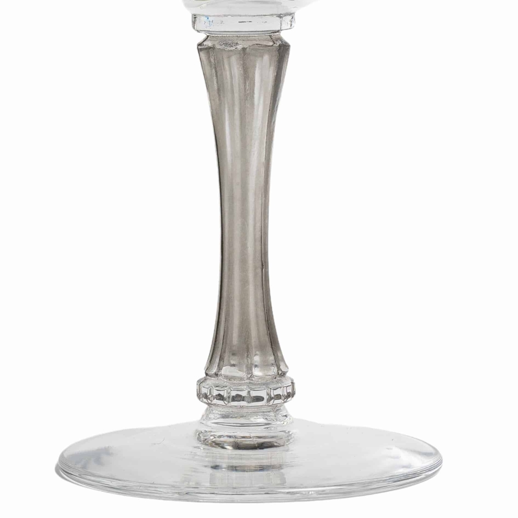 Suite de 6 six verres à vin « Barsac » verre blanc patiné gris de René LALIQUE | Biron Suite de 6 six verres à vin "Barsac" verre blanc patiné gris de René LALIQUE