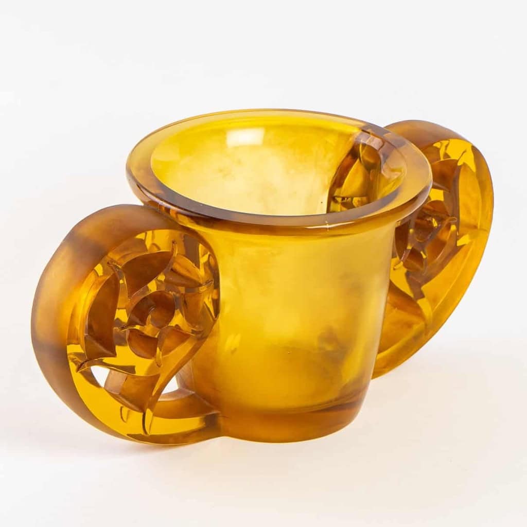 Vase « Pierrefonds » verre jaune ambré satiné à l’acide et patiné sépia de René LALIQUE | Biron Vase "Pierrefonds" verre jaune ambré satiné à l'acide et patiné sépia de René LALIQUE