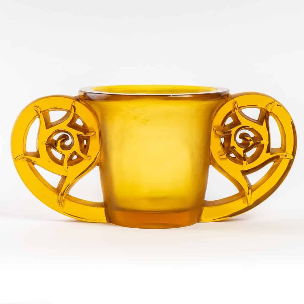 Vase « Pierrefonds » verre jaune ambré satiné à l’acide et patiné sépia de René LALIQUE | Biron Vase "Pierrefonds" verre jaune ambré satiné à l'acide et patiné sépia de René LALIQUE