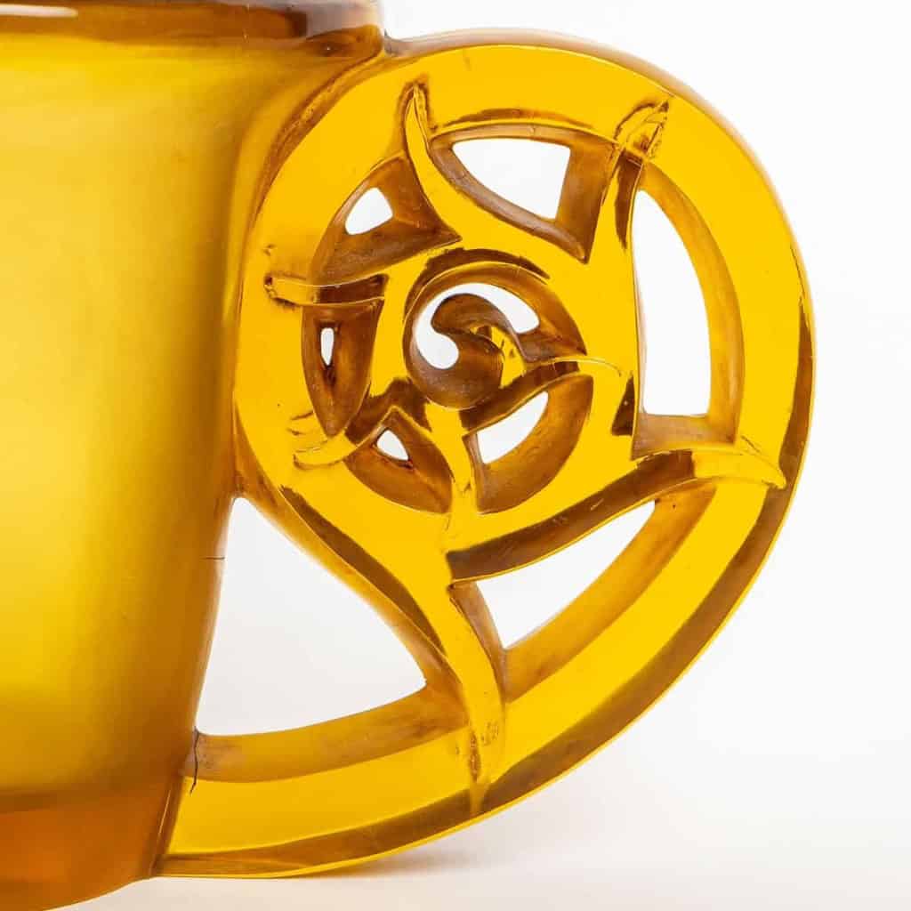 Vase « Pierrefonds » verre jaune ambré satiné à l’acide et patiné sépia de René LALIQUE | Biron Vase "Pierrefonds" verre jaune ambré satiné à l'acide et patiné sépia de René LALIQUE