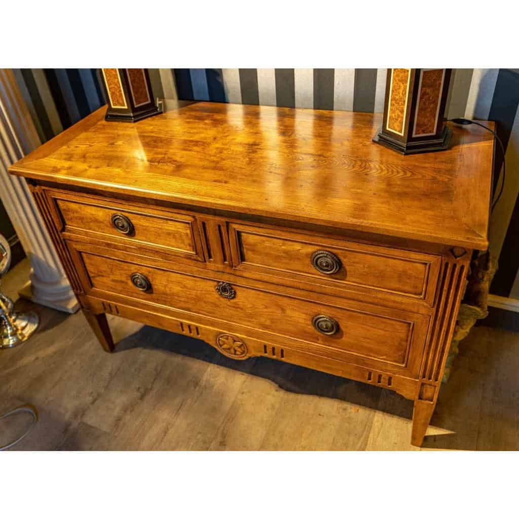 Commode en noyer, Style Louis XVI, XIXème | Biron Commode en noyer, Style Louis XVI, XIXème