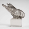 Presse-Papiers « Moineau Sur Socle Ailes Croisées » verre blanc patiné gris de René LALIQUE | Biron ||||||||