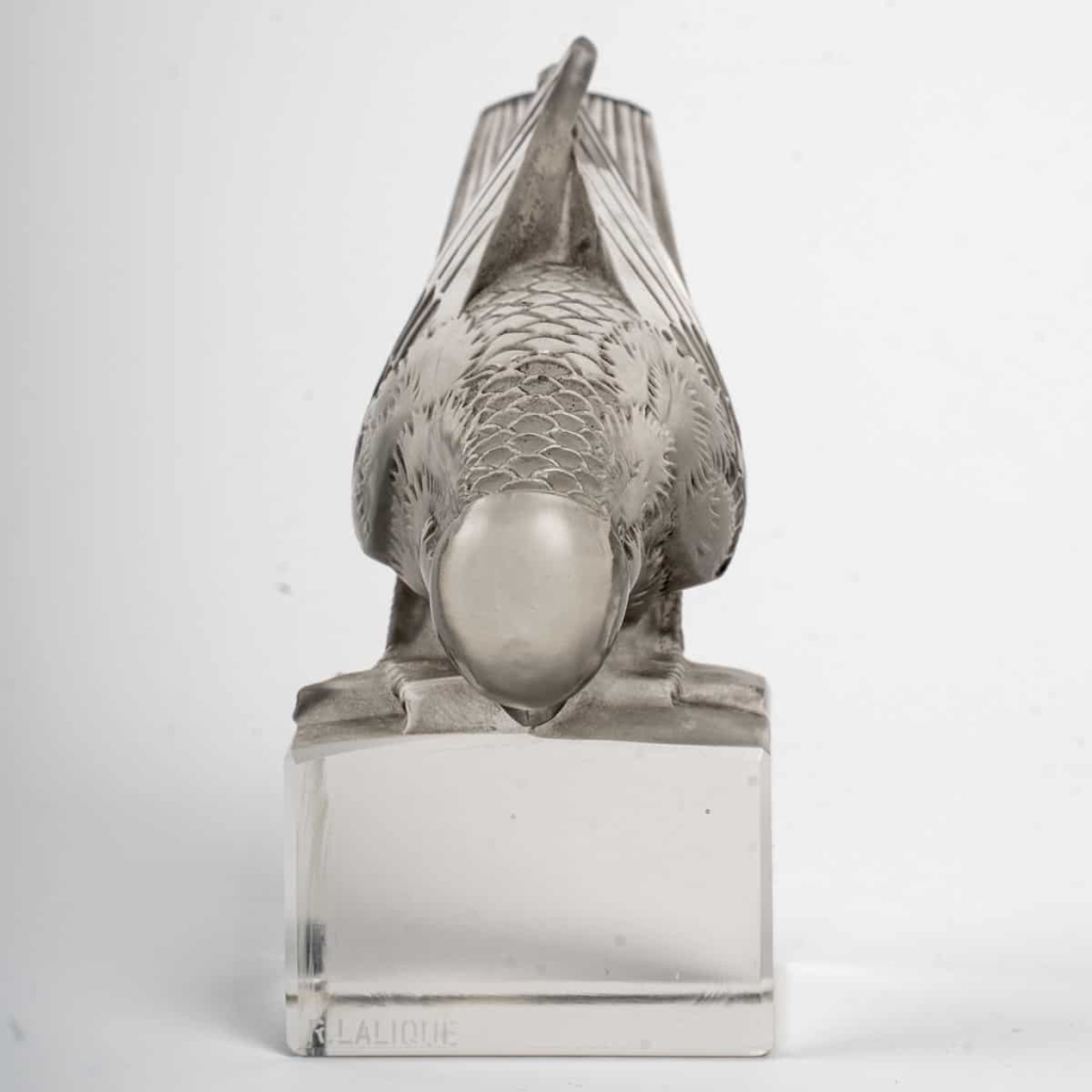 Presse-Papiers « Moineau Sur Socle Ailes Croisées » verre blanc patiné gris de René LALIQUE | Biron Presse-Papiers "Moineau Sur Socle Ailes Croisées" verre blanc patiné gris de René LALIQUE