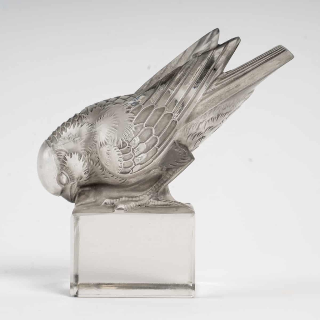 Presse-Papiers « Moineau Sur Socle Ailes Croisées » verre blanc patiné gris de René LALIQUE | Biron Presse-Papiers "Moineau Sur Socle Ailes Croisées" verre blanc patiné gris de René LALIQUE
