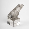Presse-Papiers « Moineau Sur Socle Ailes Croisées » verre blanc patiné gris de René LALIQUE | Biron Presse-Papiers "Moineau Sur Socle Ailes Croisées" verre blanc patiné gris de René LALIQUE
