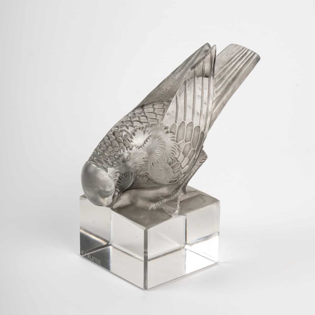Presse-Papiers « Moineau Sur Socle Ailes Croisées » verre blanc patiné gris de René LALIQUE | Biron Presse-Papiers "Moineau Sur Socle Ailes Croisées" verre blanc patiné gris de René LALIQUE