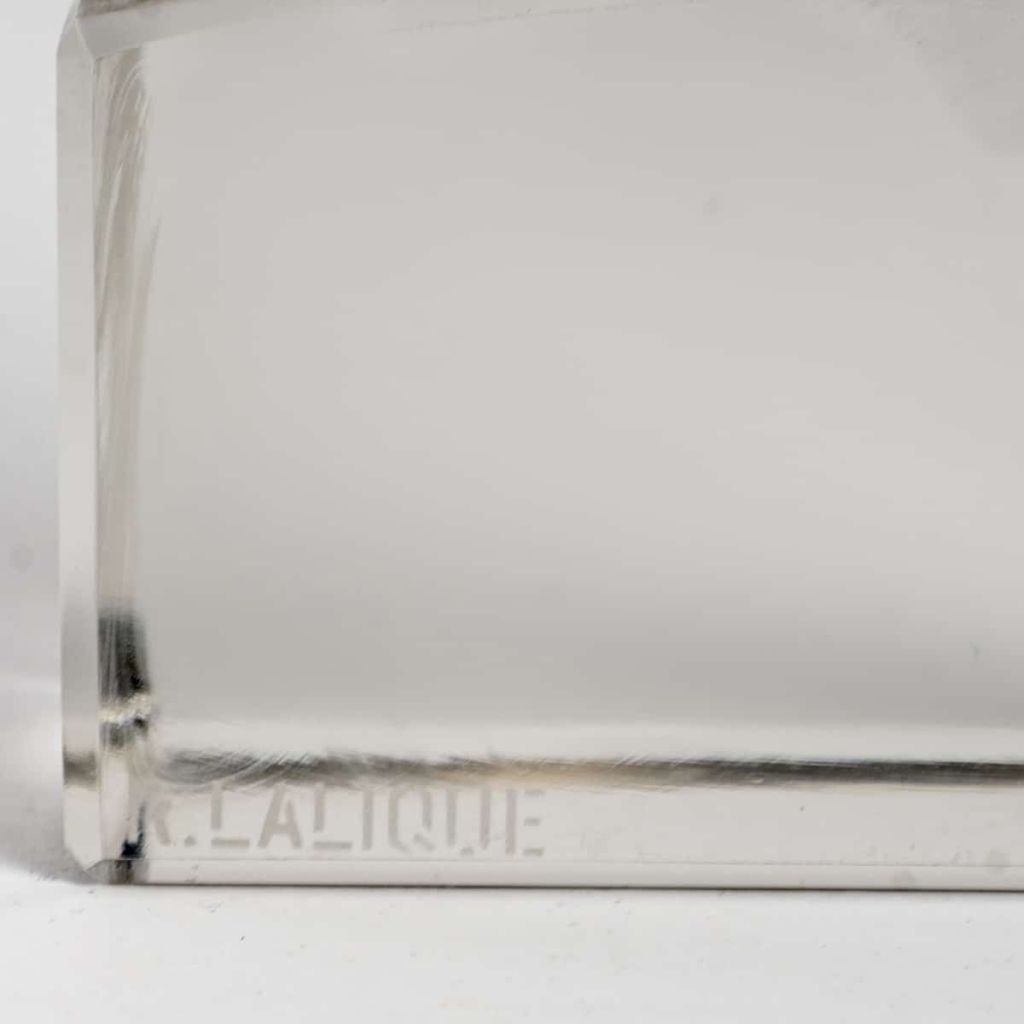 Presse-Papiers « Moineau Sur Socle Ailes Croisées » verre blanc patiné gris de René LALIQUE | Biron Presse-Papiers "Moineau Sur Socle Ailes Croisées" verre blanc patiné gris de René LALIQUE