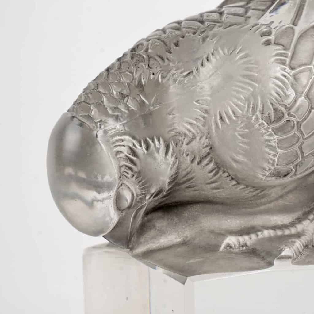 Presse-Papiers « Moineau Sur Socle Ailes Croisées » verre blanc patiné gris de René LALIQUE | Biron Presse-Papiers "Moineau Sur Socle Ailes Croisées" verre blanc patiné gris de René LALIQUE
