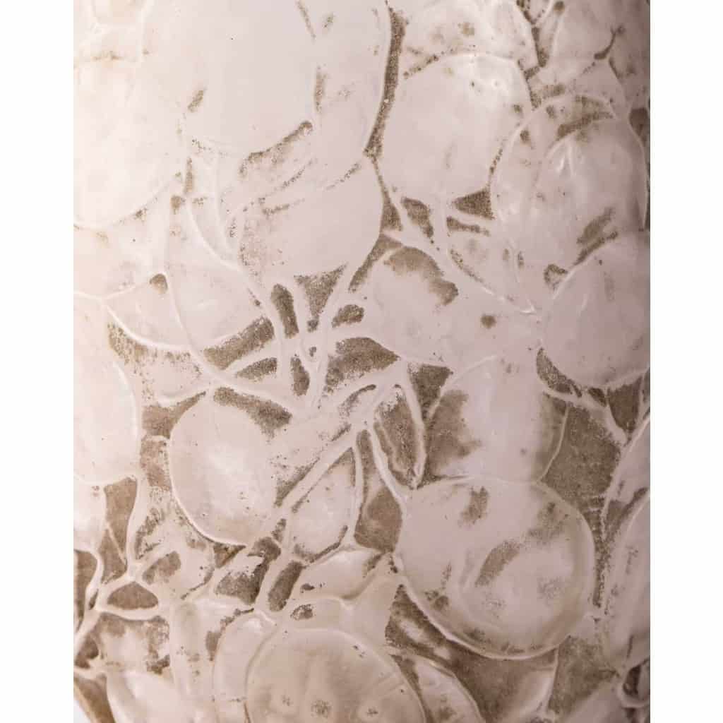 Vase « Monnaie du Pape » verre blanc patiné gris de René LALIQUE | Biron Vase "Monnaie du Pape" verre blanc patiné gris de René LALIQUE