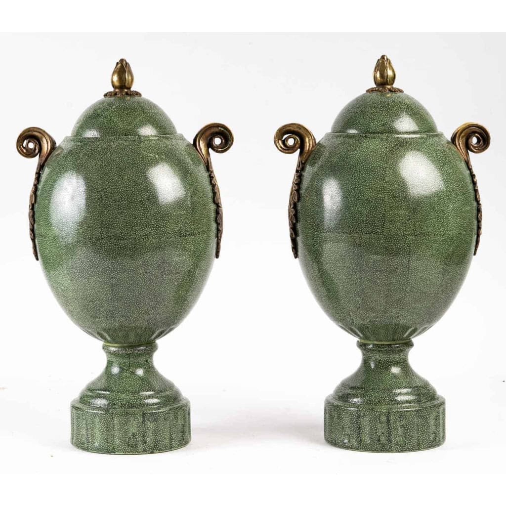 Paire de vases à décors Galuchat, 1940 | Biron ||||||