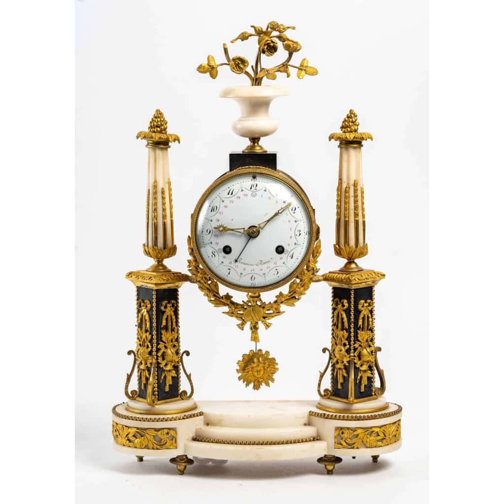 Pendule portique en marbre et en bronze, signée Rouvière, fin XVIIIème | Biron |||||||||||