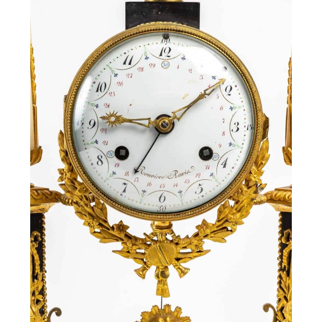 Pendule portique en marbre et en bronze, signée Rouvière, fin XVIIIème | Biron Pendule portique en marbre et en bronze, signée Rouvière, fin XVIIIème