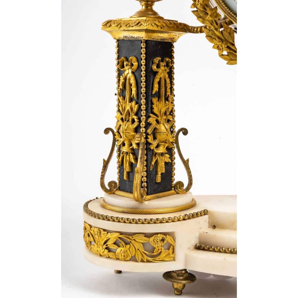 Pendule portique en marbre et en bronze, signée Rouvière, fin XVIIIème | Biron Pendule portique en marbre et en bronze, signée Rouvière, fin XVIIIème