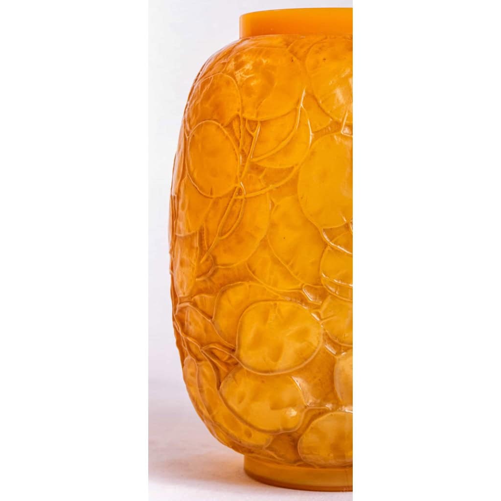 Vase « Monnaie du Pape » verre Butterscoth double couche jaune et opalescent de René LALIQUE | Biron Vase "Monnaie du Pape" verre Butterscoth double couche jaune et opalescent de René LALIQUE