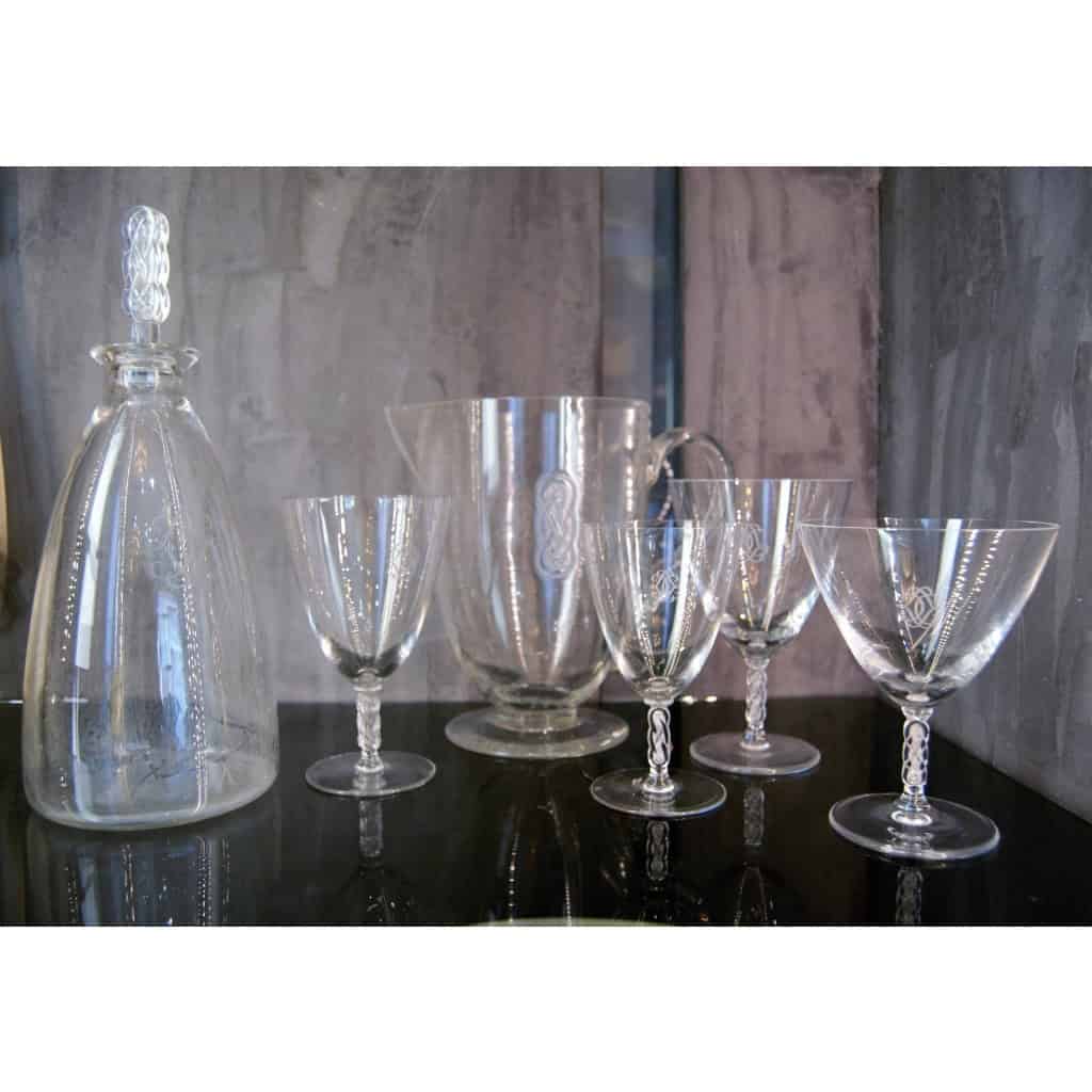 Lalique France, Suite de verres « Guebwiller » 37 Pieces, 1 broc, 1 Carafe | Biron Lalique France, Suite de verres "Guebwiller" 37 Pieces, 1 broc, 1 Carafe