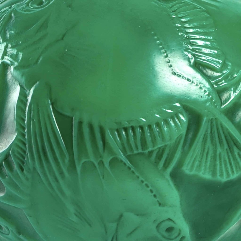 Vase "Poissons" verre vert jade multicouches patiné gris de René LALIQUE