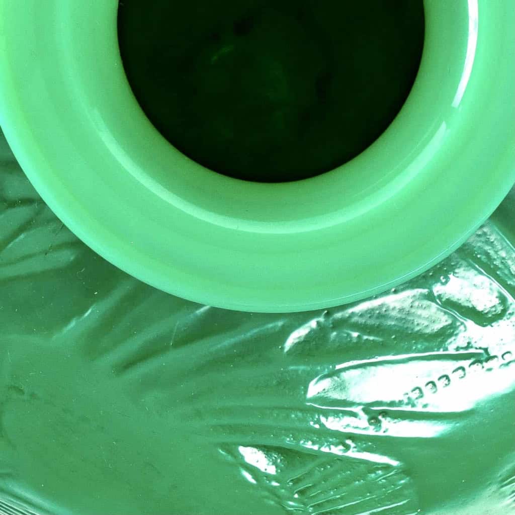 Vase "Poissons" verre vert jade multicouches patiné gris de René LALIQUE