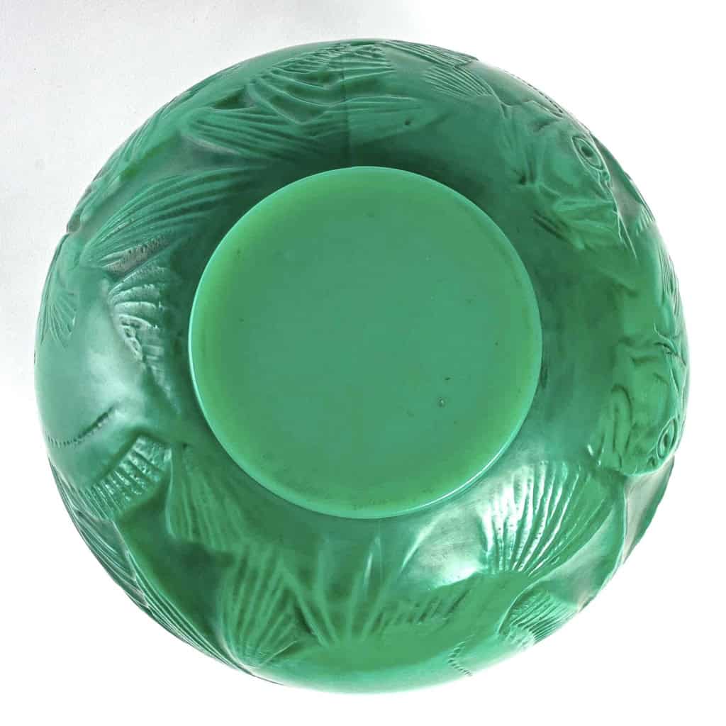 Vase "Poissons" verre vert jade multicouches patiné gris de René LALIQUE