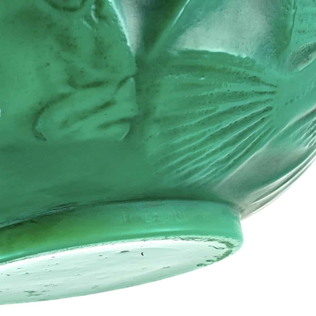Vase "Poissons" verre vert jade multicouches patiné gris de René LALIQUE