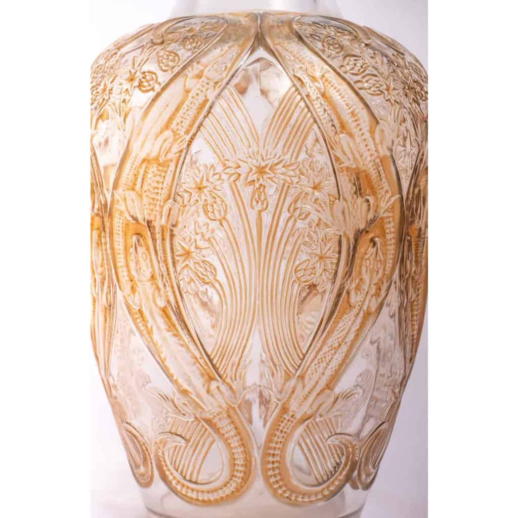 Vase « Lézards et Bluets » verre blanc patiné sépia de René LALIQUE | Biron Vase "Lézards et Bluets" verre blanc patiné sépia de René LALIQUE