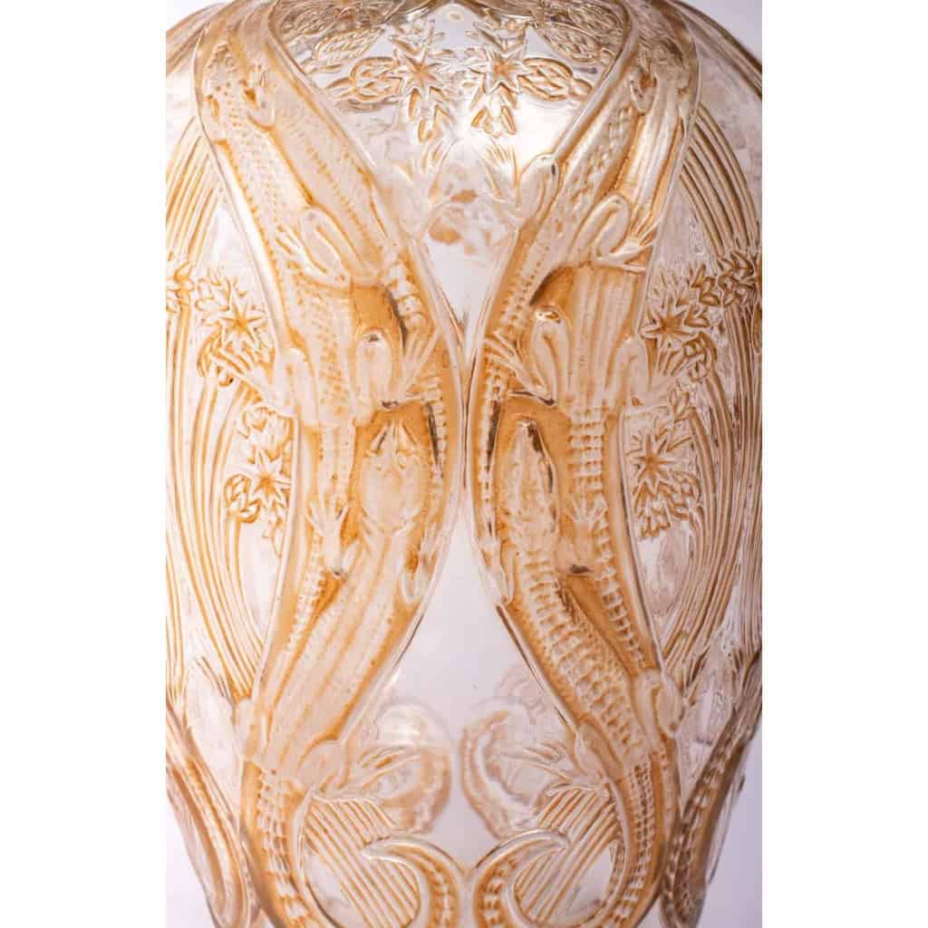 Vase « Lézards et Bluets » verre blanc patiné sépia de René LALIQUE | Biron Vase "Lézards et Bluets" verre blanc patiné sépia de René LALIQUE
