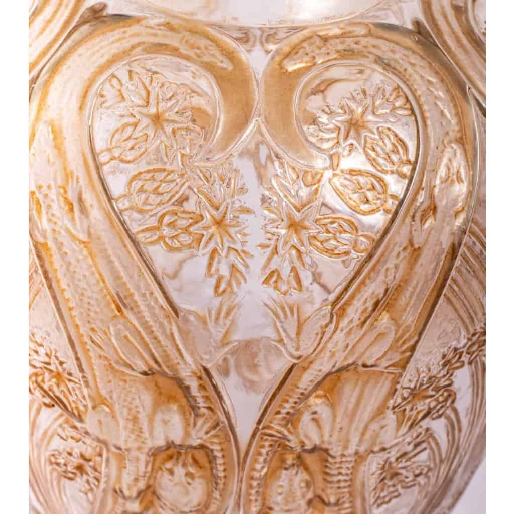 Vase « Lézards et Bluets » verre blanc patiné sépia de René LALIQUE | Biron Vase "Lézards et Bluets" verre blanc patiné sépia de René LALIQUE
