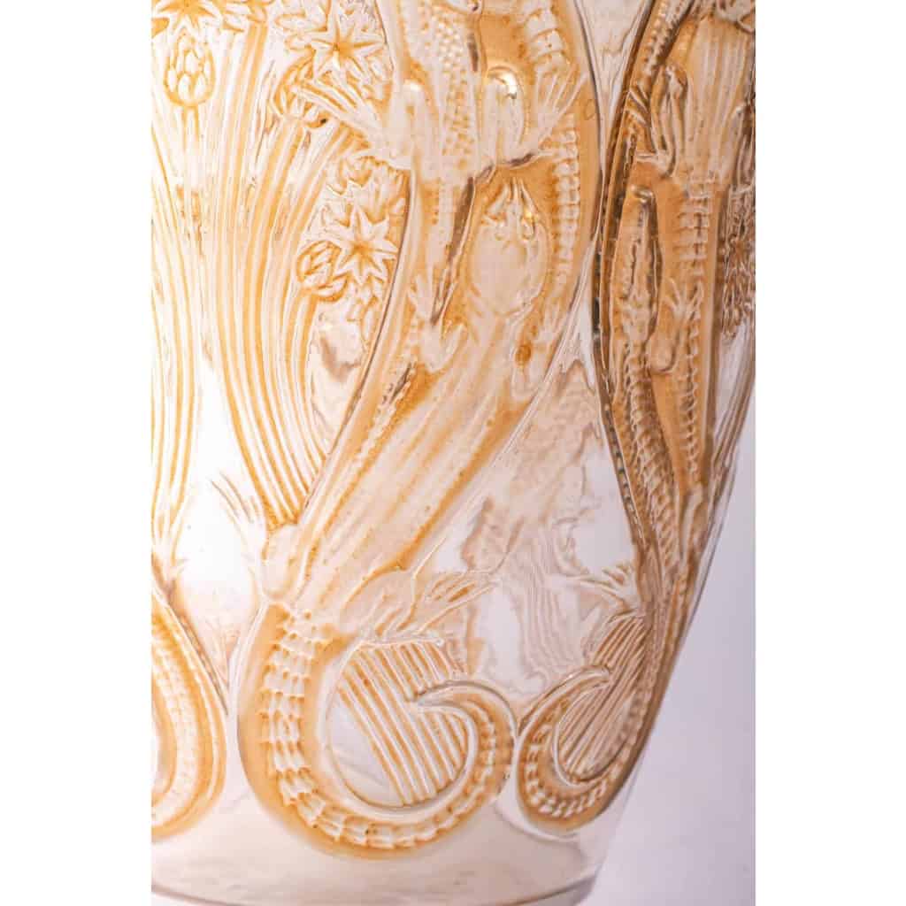 Vase « Lézards et Bluets » verre blanc patiné sépia de René LALIQUE | Biron Vase "Lézards et Bluets" verre blanc patiné sépia de René LALIQUE