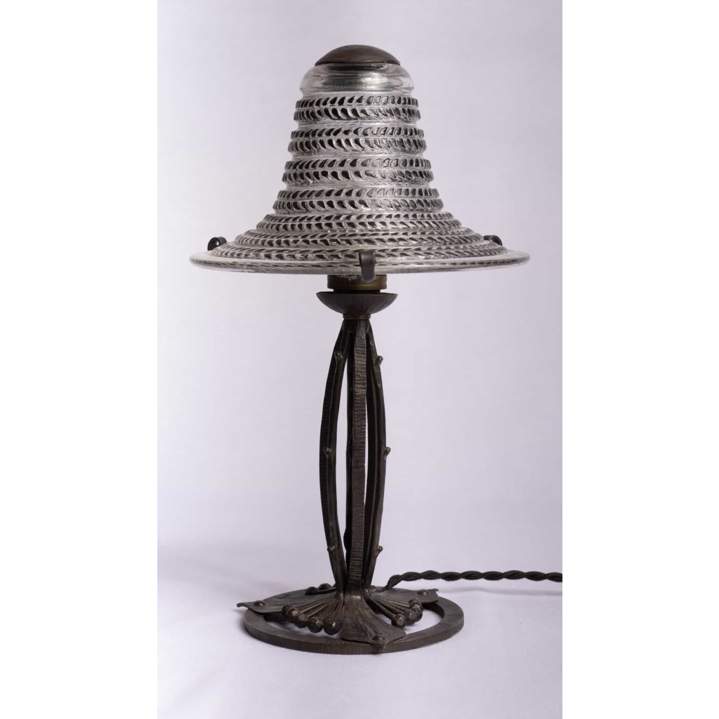 Lampe « Cytise » verre blanc émaillé noir d’origine base fer forgé de René LALIQUE | Biron Lampe "Cytise" verre blanc émaillé noir d'origine base fer forgé de René LALIQUE
