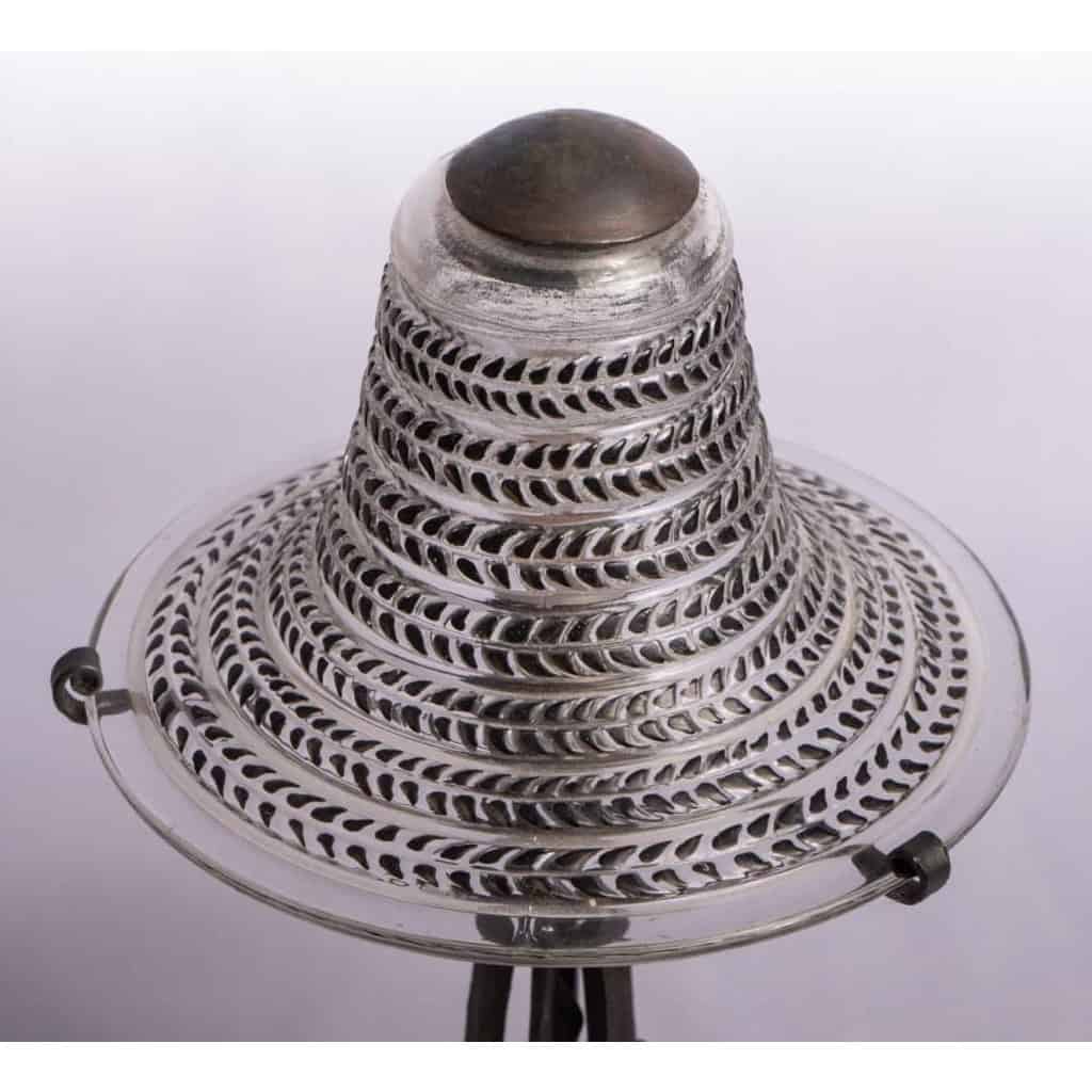 Lampe « Cytise » verre blanc émaillé noir d’origine base fer forgé de René LALIQUE | Biron Lampe "Cytise" verre blanc émaillé noir d'origine base fer forgé de René LALIQUE