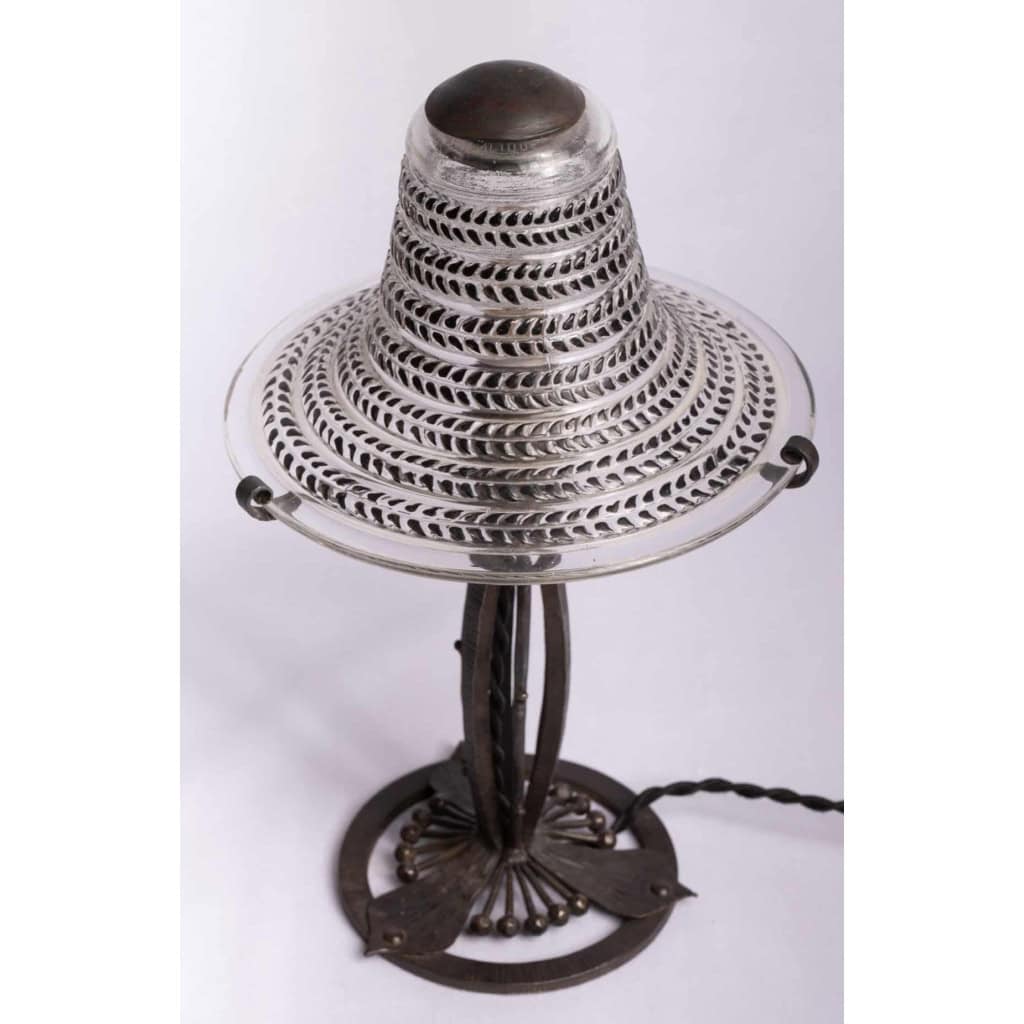 Lampe « Cytise » verre blanc émaillé noir d’origine base fer forgé de René LALIQUE | Biron Lampe "Cytise" verre blanc émaillé noir d'origine base fer forgé de René LALIQUE
