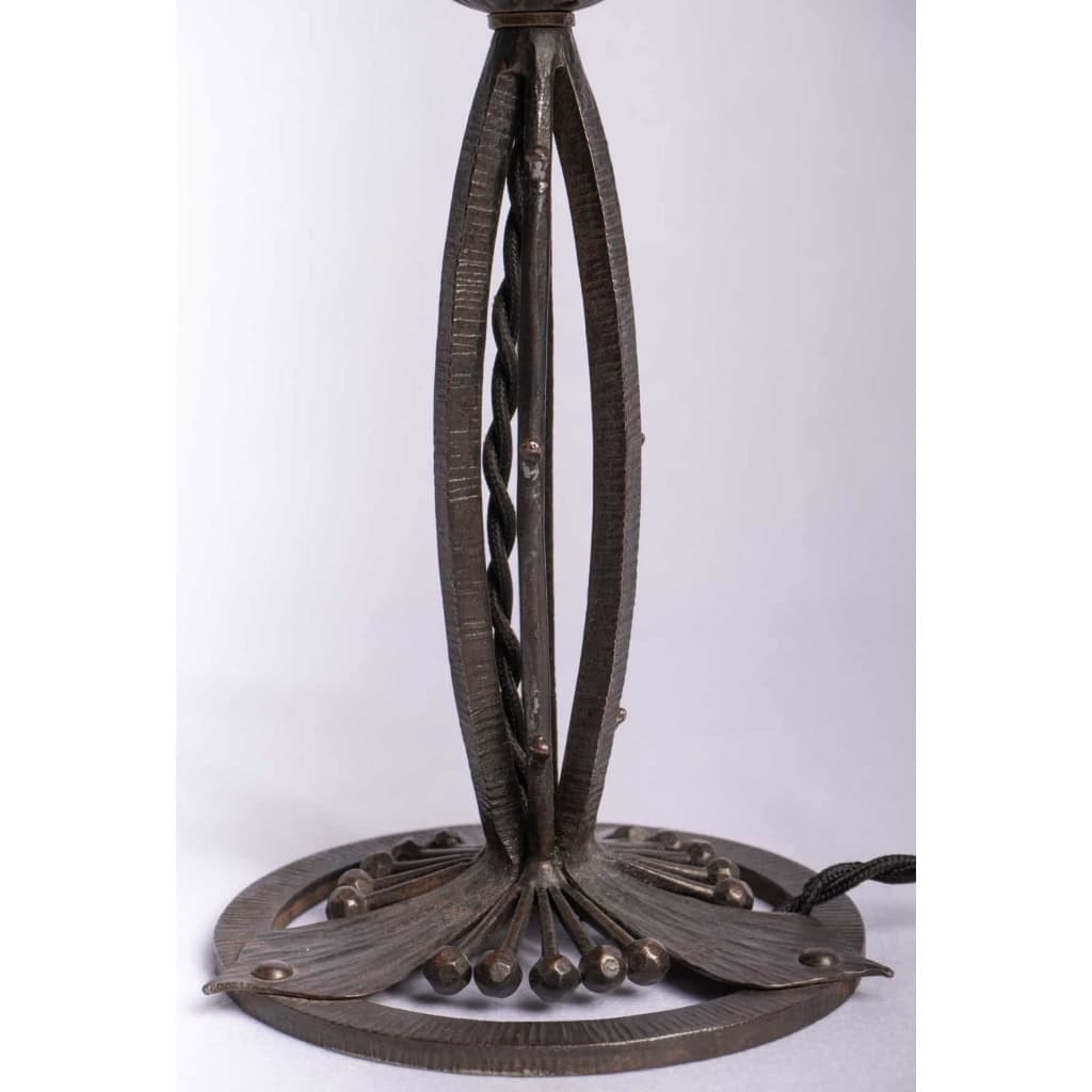 Lampe « Cytise » verre blanc émaillé noir d’origine base fer forgé de René LALIQUE | Biron Lampe "Cytise" verre blanc émaillé noir d'origine base fer forgé de René LALIQUE