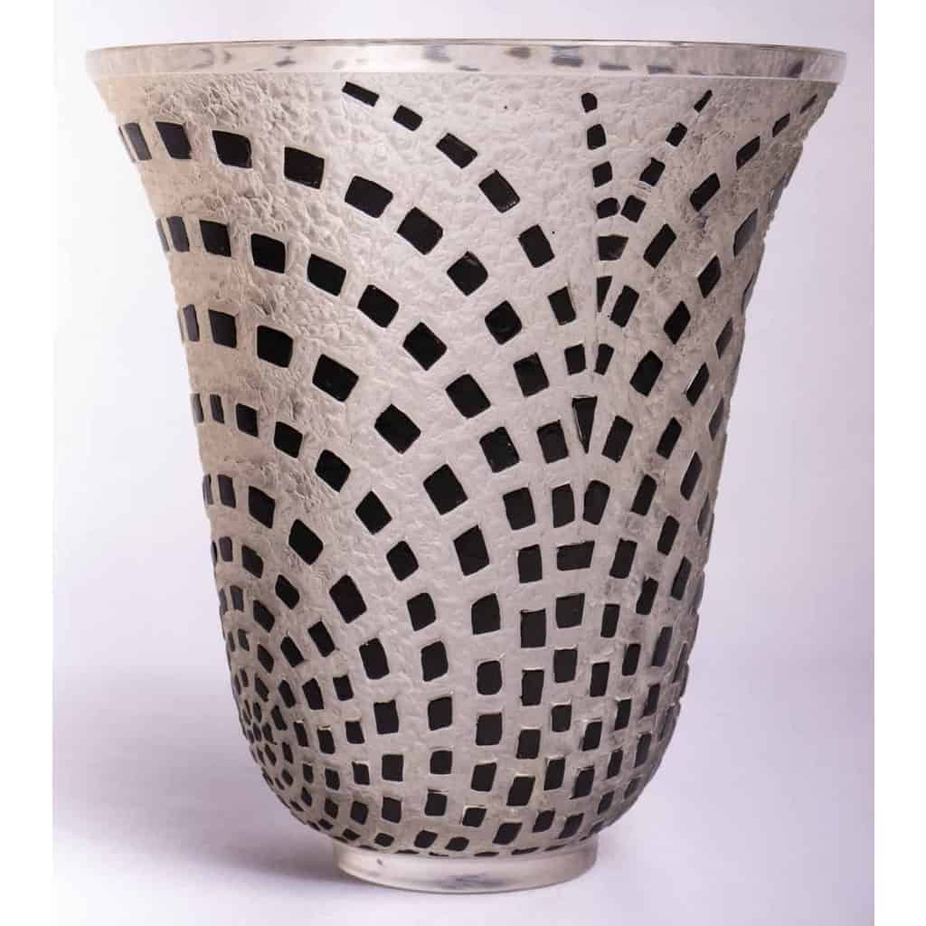 Vase « Damier » verre blanc émaillé noir d’origine de René LALIQUE | Biron Vase "Damier" verre blanc émaillé noir d'origine de René LALIQUE