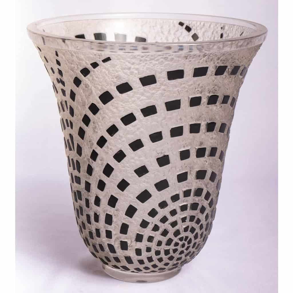 Vase « Damier » verre blanc émaillé noir d’origine de René LALIQUE | Biron Vase "Damier" verre blanc émaillé noir d'origine de René LALIQUE