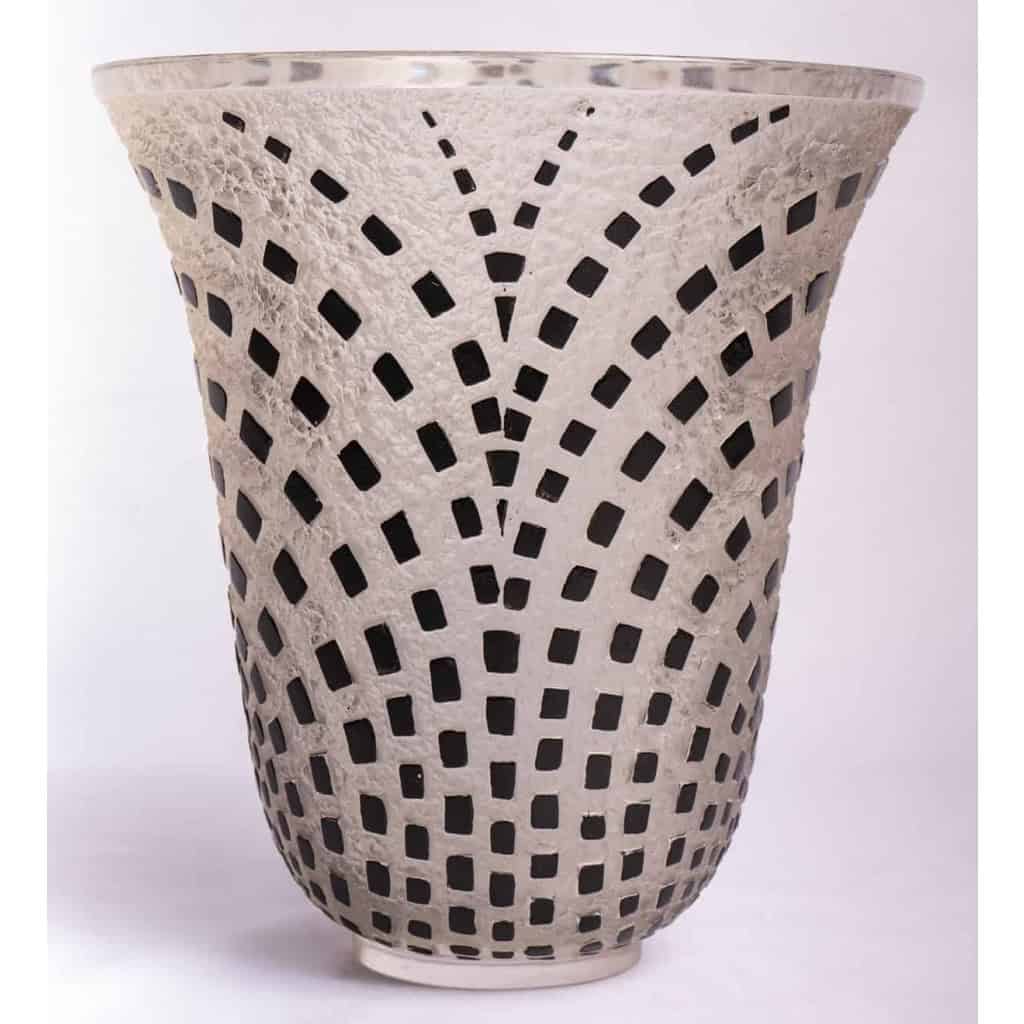 Vase « Damier » verre blanc émaillé noir d’origine de René LALIQUE | Biron Vase "Damier" verre blanc émaillé noir d'origine de René LALIQUE