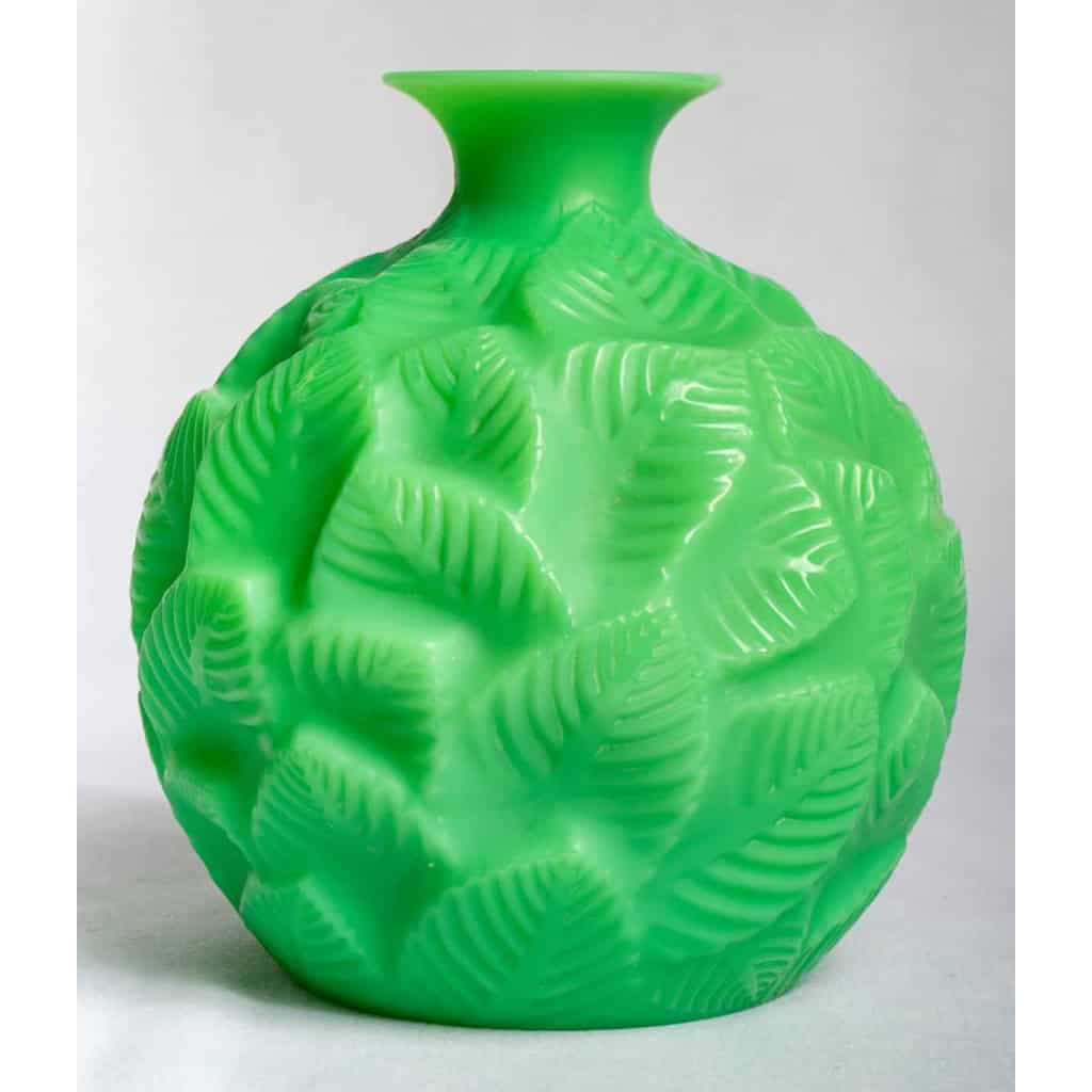 Vase « Ormeaux » verre vert jade de René LALIQUE | Biron Vase "Ormeaux" verre vert jade de René LALIQUE