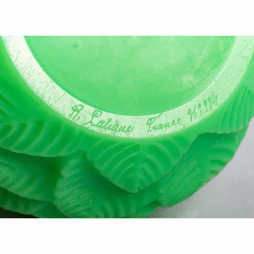 Vase « Ormeaux » verre vert jade de René LALIQUE | Biron Vase "Ormeaux" verre vert jade de René LALIQUE