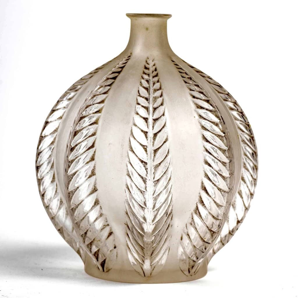 Vase « Malines » verre blanc patiné gris de René LALIQUE | Biron Vase "Malines" verre blanc patiné gris de René LALIQUE