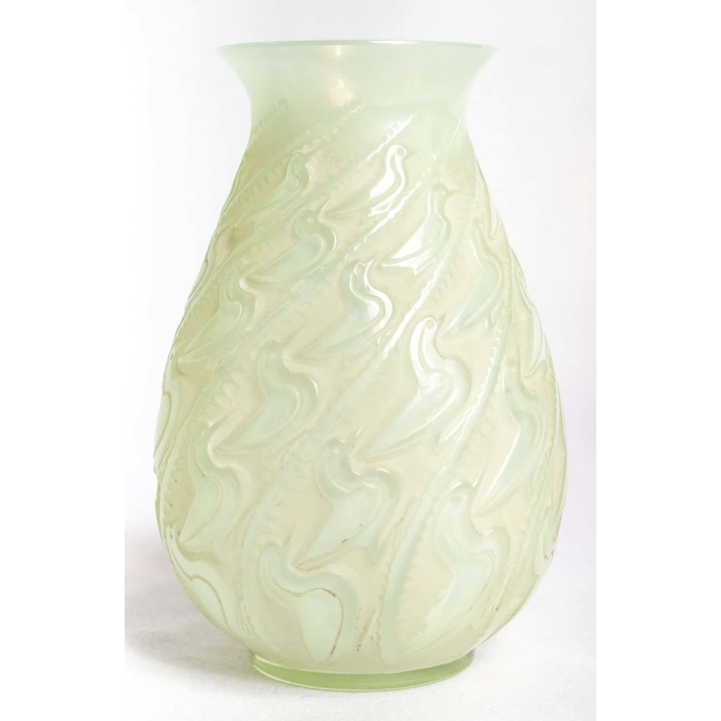 Vase « Canard » verre vert peppermint émaillé beige d’origine de René LALIQUE | Biron Vase "Canard" verre vert peppermint émaillé beige d'origine de René LALIQUE