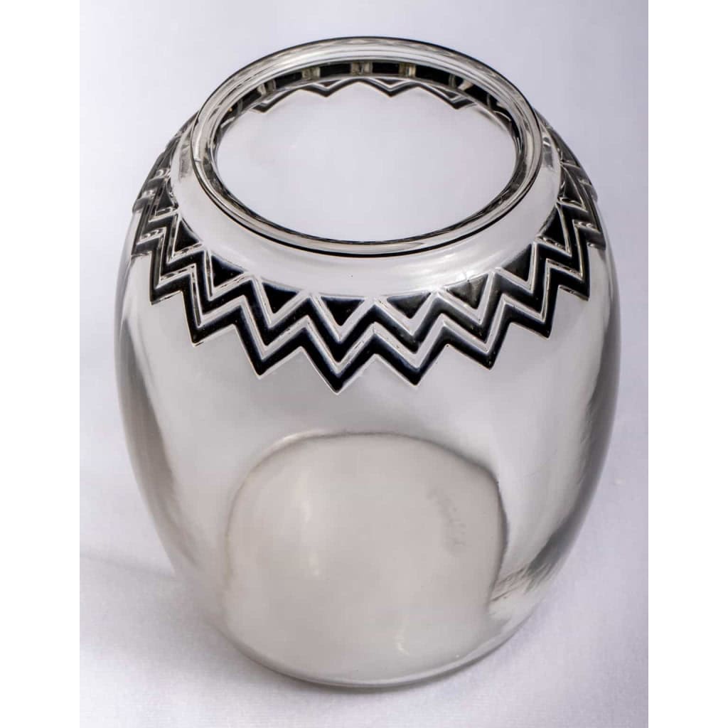 Vase « Koudour » verre blanc émaillé noir d’origine de René LALIQUE | Biron Vase "Koudour" verre blanc émaillé noir d'origine de René LALIQUE